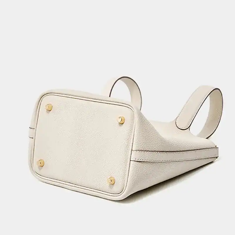 Vit hinkväska med lock och guldtonade fästen, elegant axelväska för kvinnor.