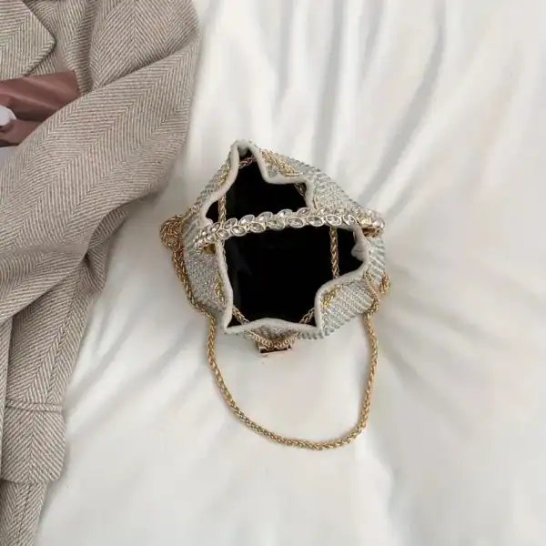Vit hinkväska med strass och guld kedja, perfekt för festliga tillfällen.