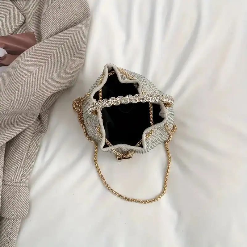 Vit hinkväska med strass och guld kedja, perfekt för festliga tillfällen.
