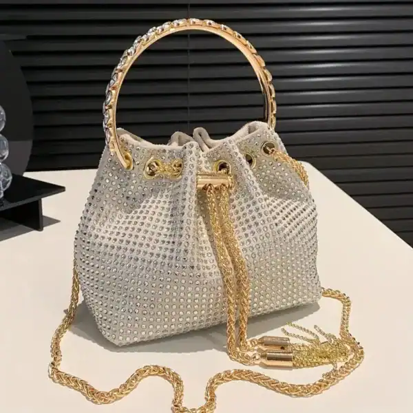 Vit hinkväska med strass och guld kedja, trendig axelväska för kvällskläderna.