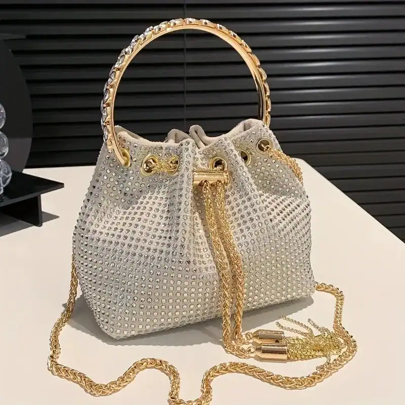 Vit hinkväska med strass och guld kedja, trendig axelväska för kvällskläderna.