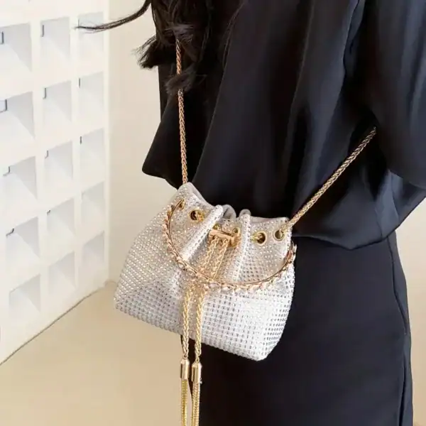 Vit hinkväska med strass och guld detaljer, axelväska för dam.
