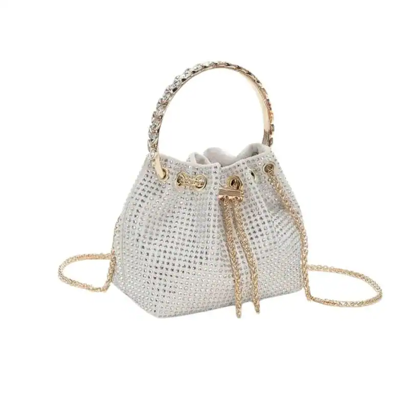 Vit hinkväska med strass och guld detaljer, perfekt för festliga tillfällen.