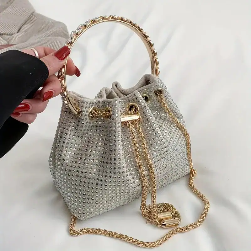 Vit hinkväska med strass och guld kedja, trendig axelväska för kvällsklänning.