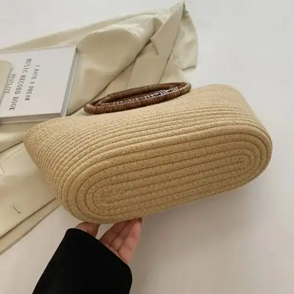 Vit korgväska med träringar, handtag av rödbrunt trä, elegant och trendig för sommar.