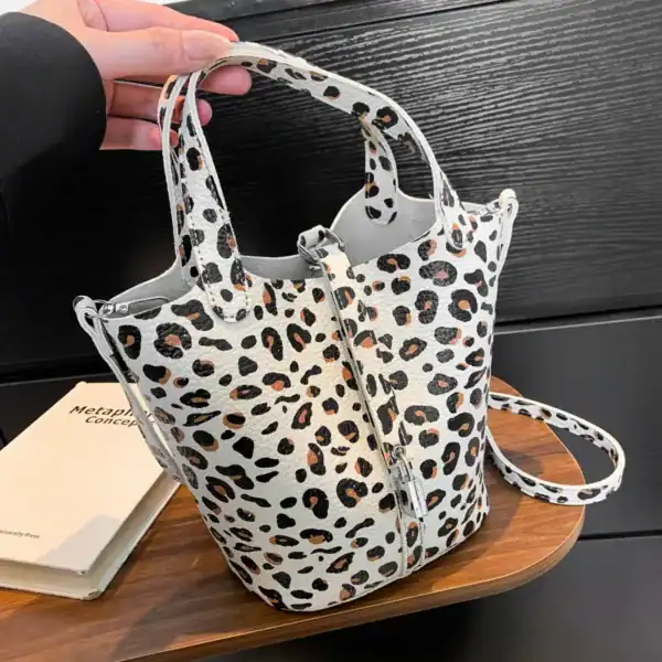 Vit leopard hinkväska med axelrem och handtag, trendig damsväska.