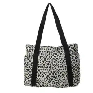 Vit leopard mönstrad axelväska med svarta handtag.