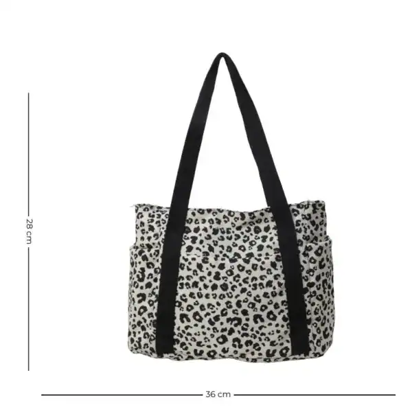 Vit leopardmönstrad axelväska med svarta handtag, storlek 36x28 cm.