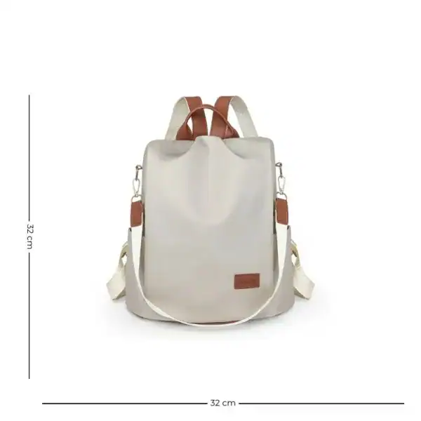 Vit nylon ryggsäck med bruna detaljer, 32 cm hög och bred, ideal för skola och vardag.