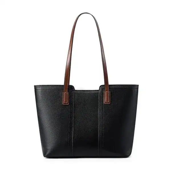Svart shoppingväska med bruna handtag, läderliknande material och elegant design.