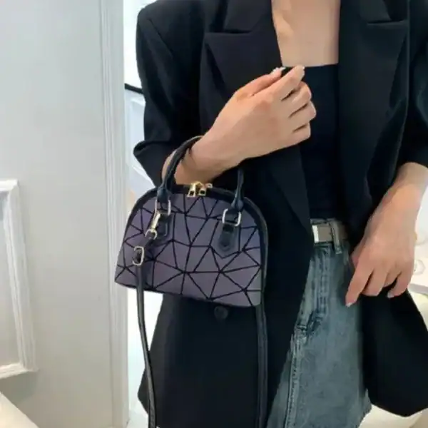 Vit svart geometrisk väska med guldaccent, modeaccessoarer för kvinnor.