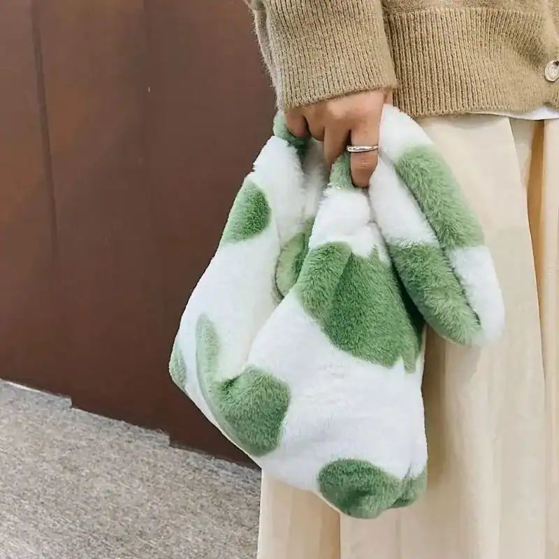 Vit Axelväska med gröna hjärtan, mjuk pälsliknande textil, modeväska för kvinnor.