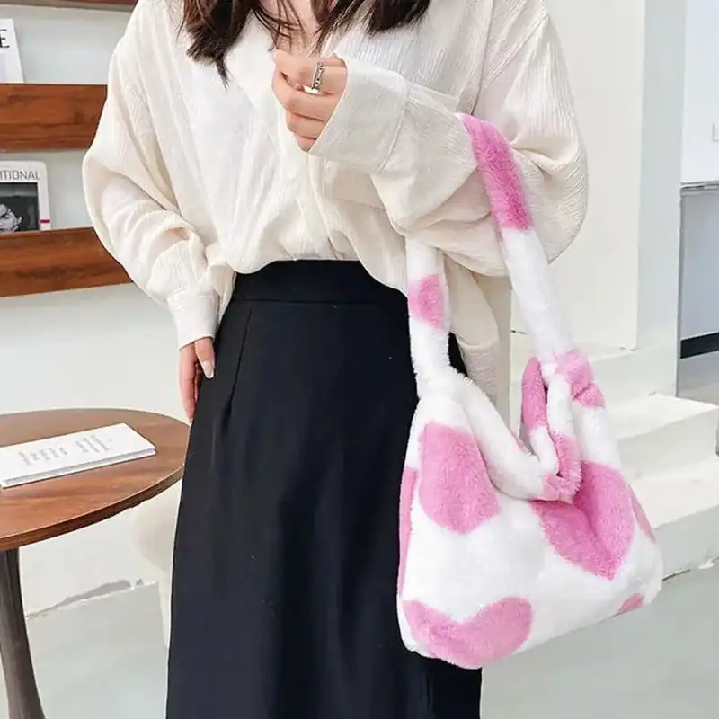 Vit fluffig väska med rosa hjärtan, modeaccessoarer för kvinnor.