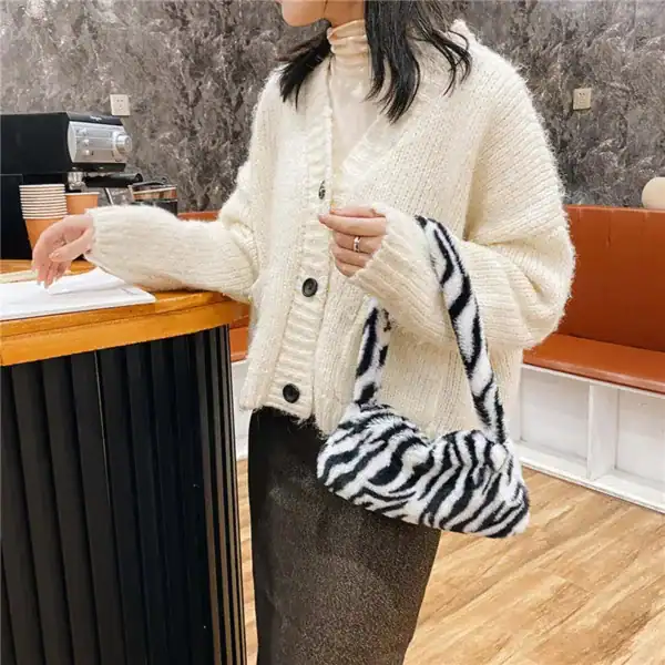 Zebramönstrad pälsväska i fluffig textil, modeaccessoarer för kvinnor.