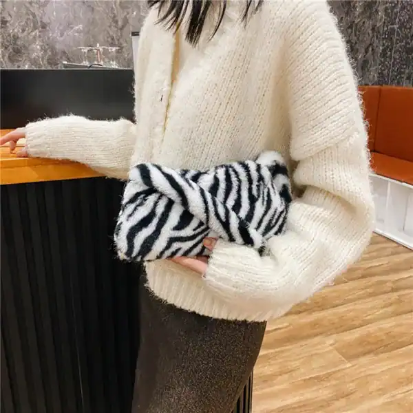 Zebramönstrad pälsväska i fluffig textil, modeaccessoarer för kvinnor.