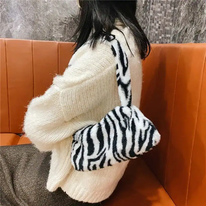 Zebramönstrad pälsväska i fluffig textil, modeaccessoarer för kvinnor.
